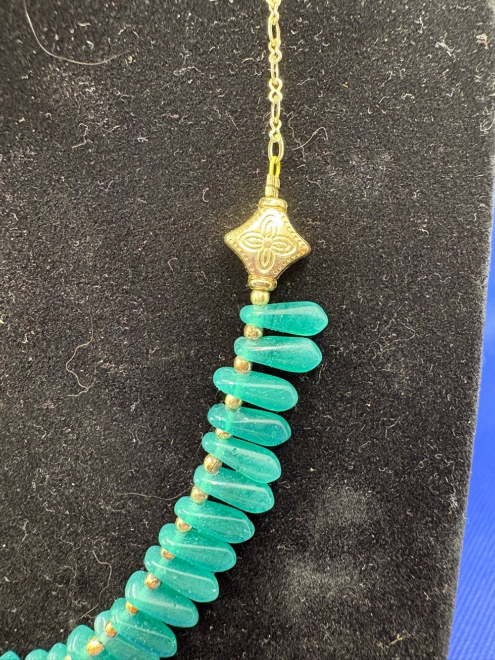 Green Teardrop Beaded Necklace Gold Tone Adjustable Vintage Style - Picture 2 of 7